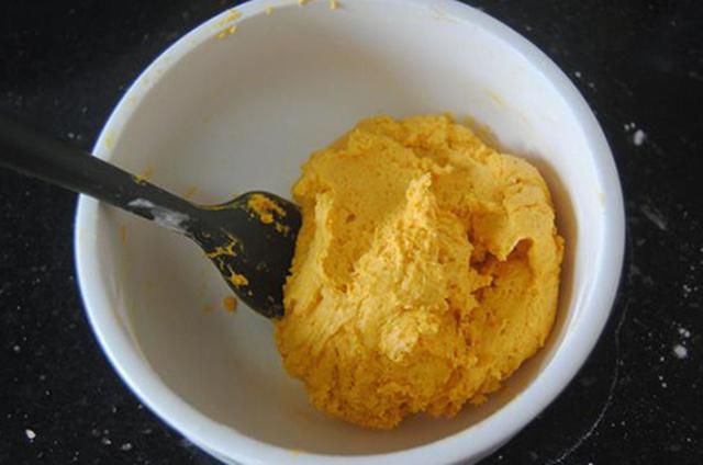 简易版南瓜饼的做法,孩子早上最爱吃它,立马学