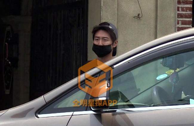 窦骁陪父母吃喝玩乐,有说有笑羡煞旁人 窦骁陪父母吃喝玩乐,有说有笑羡煞旁人