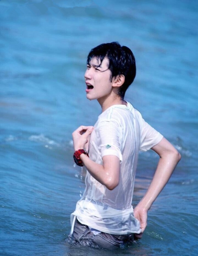 王源录节目浑身湿透 眉清目秀超级害羞