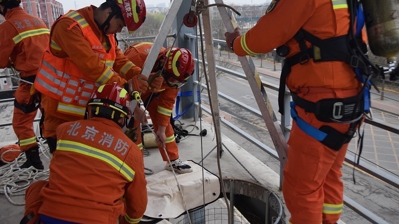 以“练”促提升！昌平区消防救援支队开展深井救援训练