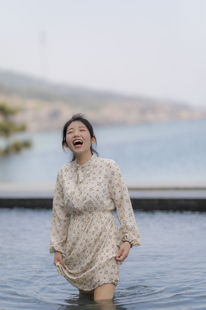 带妹子到青岛海边超五星级酒店吃自助 龙虾鲍