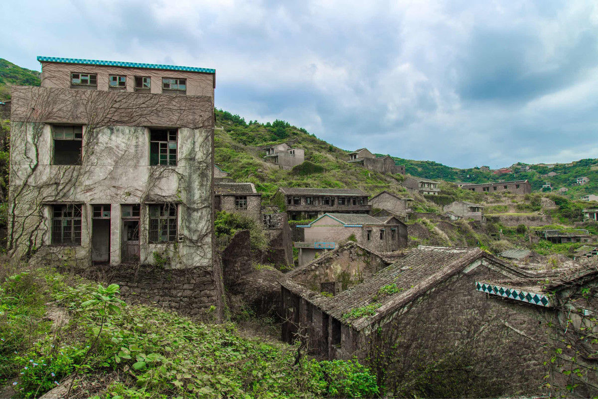 孤岛上只剩一个人的"鬼村",一夜成名后两间房卖出一百万
