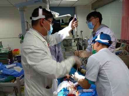 近日，厦门大学附属第一医院，一名26岁女性患者出现爆发性心肌炎。医护团队接力2个多小时进行心脏复苏按压，病患心跳却依然“罢工”，但医生们没有放弃，转入重症监护室继续抢救。经72小时体内器官完全由机器代替工作后，她奇迹般地活过来了！