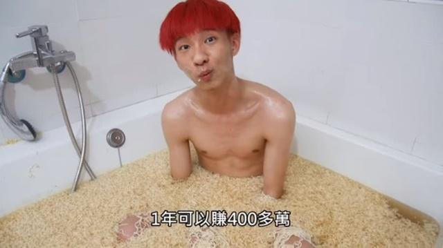 事实上，用这样的方式煮的泡面相当难吃，但是作为网红的小玉也只能强塞进胃。旁边负责拍摄的女性搭档调侃小玉为什么沦落至这样的地步，然而小玉却摆出拽拽的模样说到，就因为自己变成这样，一年就可以赚400万新台币！（约合人民币90万）