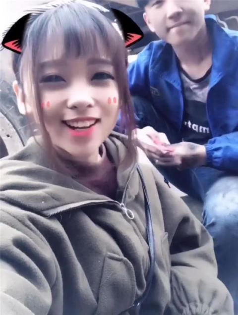 修车小伙和18岁女孩谈恋爱,女生父母反对,可女
