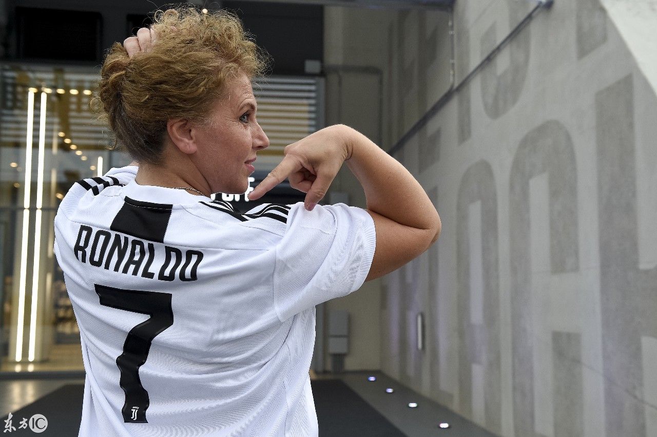 C罗加盟尤文图斯 球迷展示C罗的尤文球衣