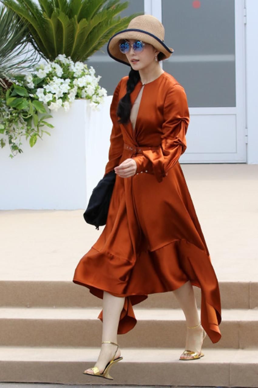 杨颖戚薇挑战无跟鞋,再看看陈志朋,两人真的