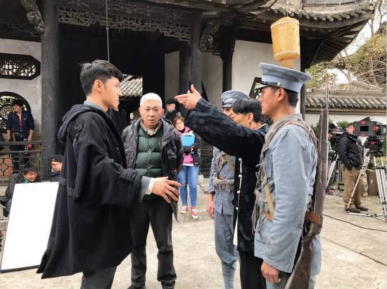 张丹峰《觉醒者》曝花絮 首穿军装上演制服诱惑