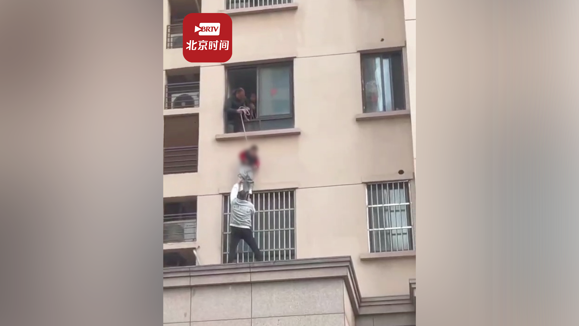 幼童坠落困在二楼平台 男子徒手攀爬管道救援