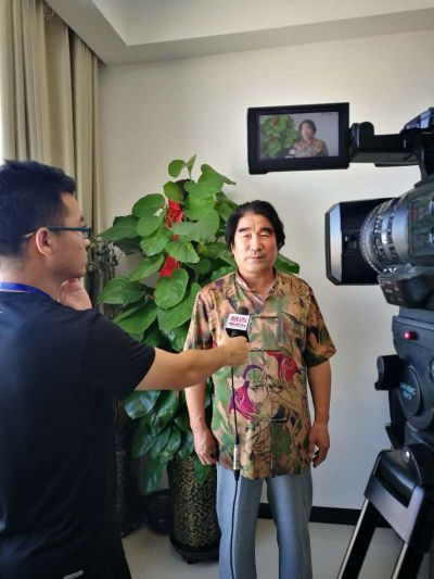 新疆昌吉电视台采访陕西大荔画家潘金阳先生