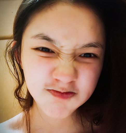 林允晒搞怪表情自拍 肌肤白嫩各种卖萌