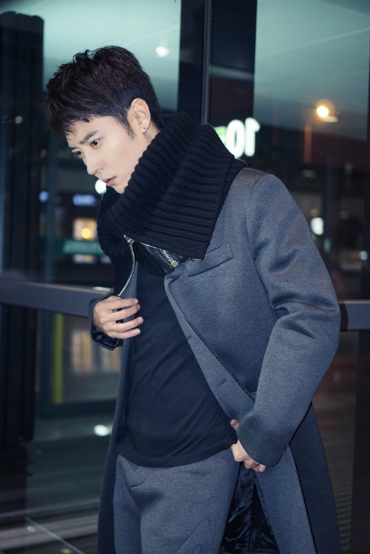 张丹峰启程米兰时装周 机场硬照时尚帅气火力全开