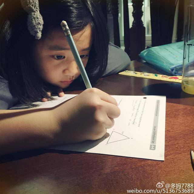 对比了多多和吴欣怡的日常,终于知道成熟的多多眼里为何装满忧郁