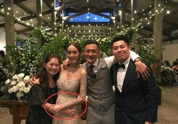 文乐和孕妻逛街用心搀扶,圈内刚结婚就怀孕的