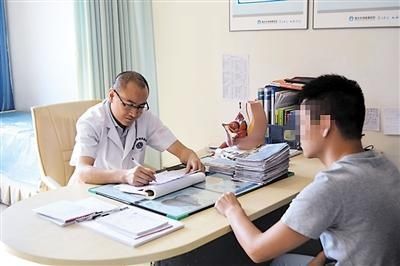 身上突然起红点,42岁男子查出肝癌,医生警告出