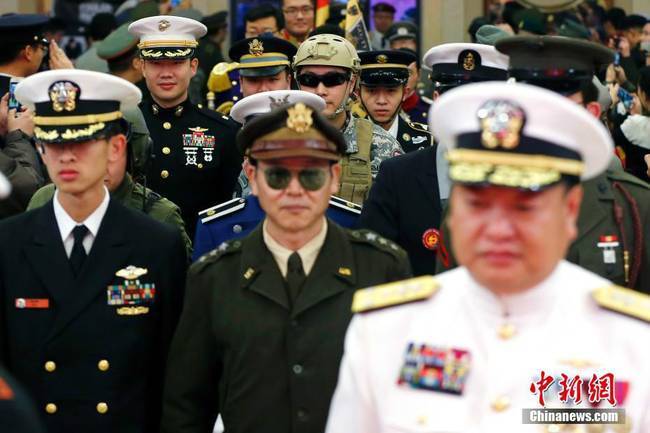 12月3日，北京龙骑兵军事俱乐部迎来了一年一度的军装秀活动，200余名资深军迷穿着多个国家各时期“军服”及警察“制服”盛装出席。该活动已成为军迷交流、学习军事知识的盛大PARTY。