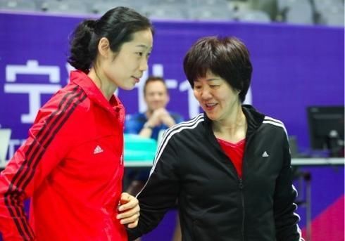 郎平比李盈莹大40岁!中国女排在9冠基础上,冲