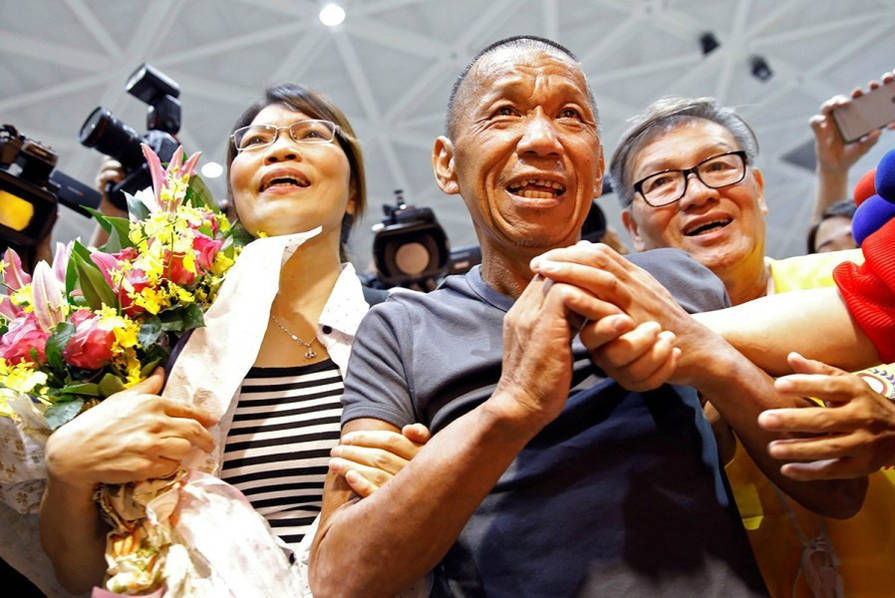 台湾被劫船员返台 跪谢救命恩人家属 台湾被劫船员返台 跪谢救命恩人家属