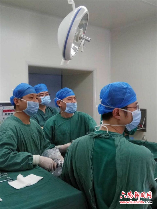 市四院泌尿外科自主完成腔镜下肾脏巨大结石取