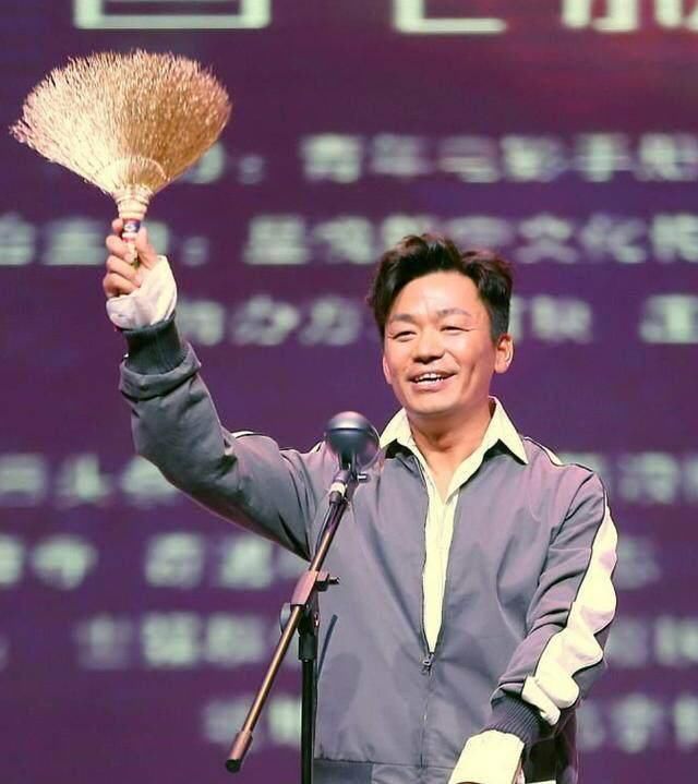 王宝强亲自领金扫帚奖被赞,郭德纲有可能接棒