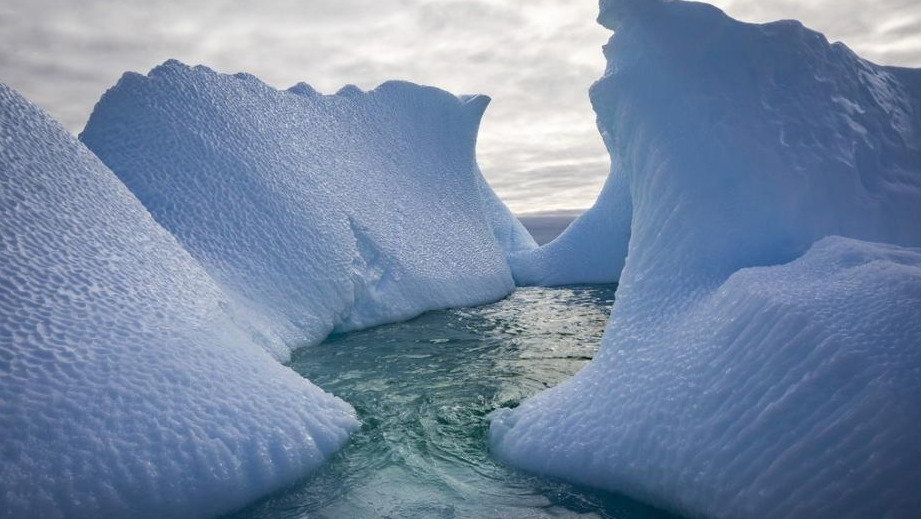 实地测量数据分析显示，南极表面冰雪融化与南极冰架变弱之间存在联系，而近期南极半岛周围冰架破裂，至少有部分因素是因气候变暖导致的大量表面融水所引发。