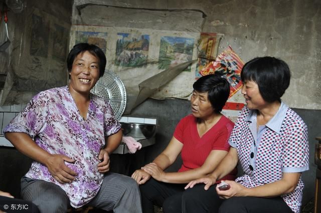 产科医院来了一位高龄产妇,50岁才生头胎,宝宝的父亲让人意外