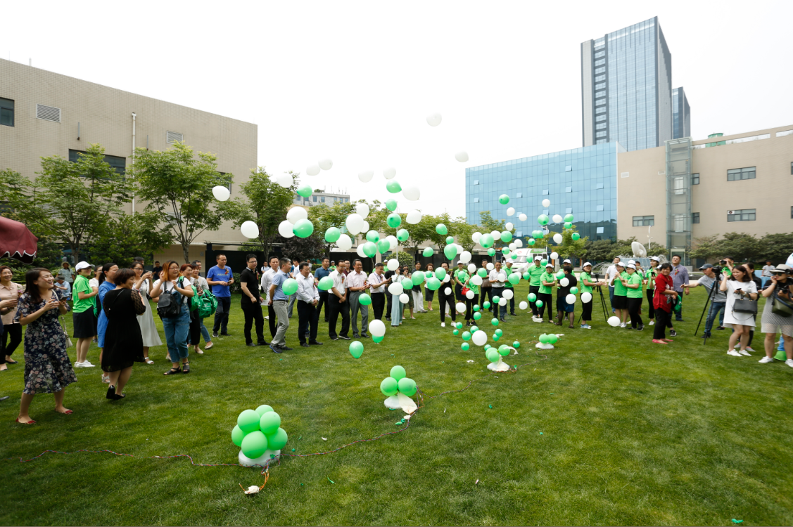 学生参加好视力举办公益爱眼护眼活动,体会好