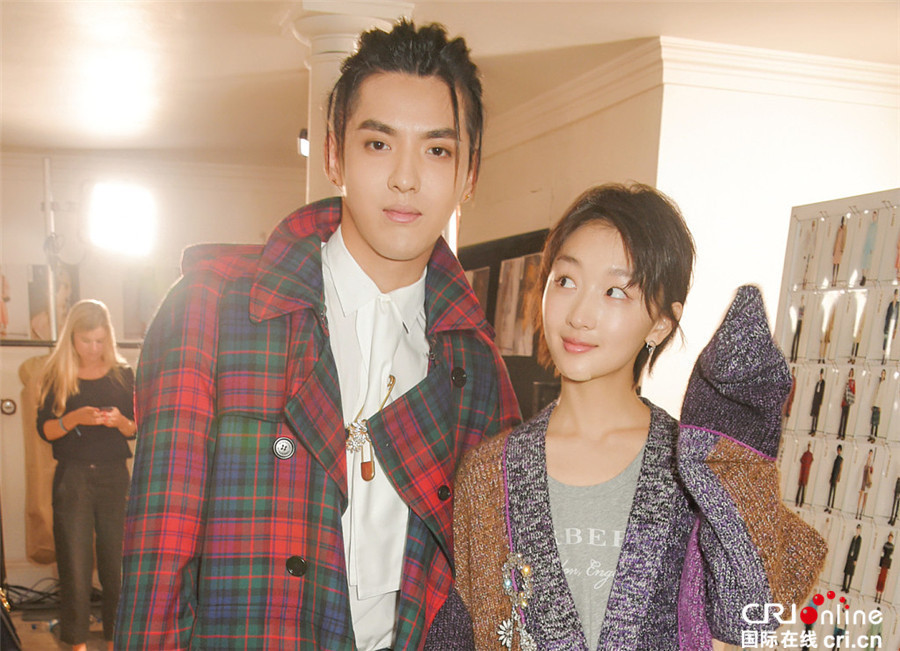 周冬雨看秀偷瞄吴亦凡 可爱合影身高差激萌 周冬雨看秀偷瞄吴亦凡 可爱合影身高差激萌