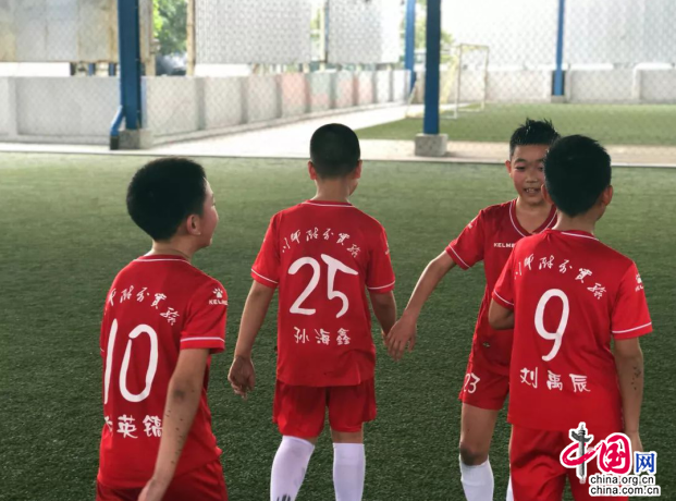 川师附小足球队带梦想启程 决战中泰青少