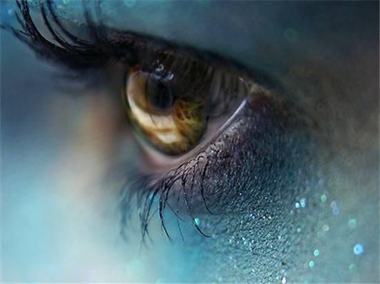 故事:女孩阴阳眼,在老宅看到去世的奶奶,在坟地看到刚死的邻居