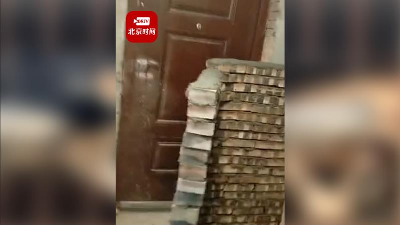 小区居民楼道砌墙对抗邻居扩门 目击者：两家多次冲突，警察都来了～