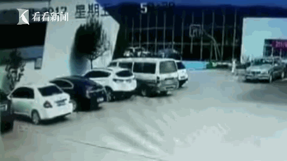 监控实拍一挡墙突然倒塌 墙下停放10辆车被“压扁”