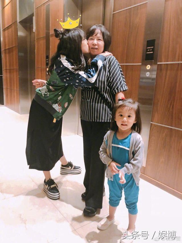 贾静雯庆祝梧桐妹生日,咘咘波妞可爱亮相,第四