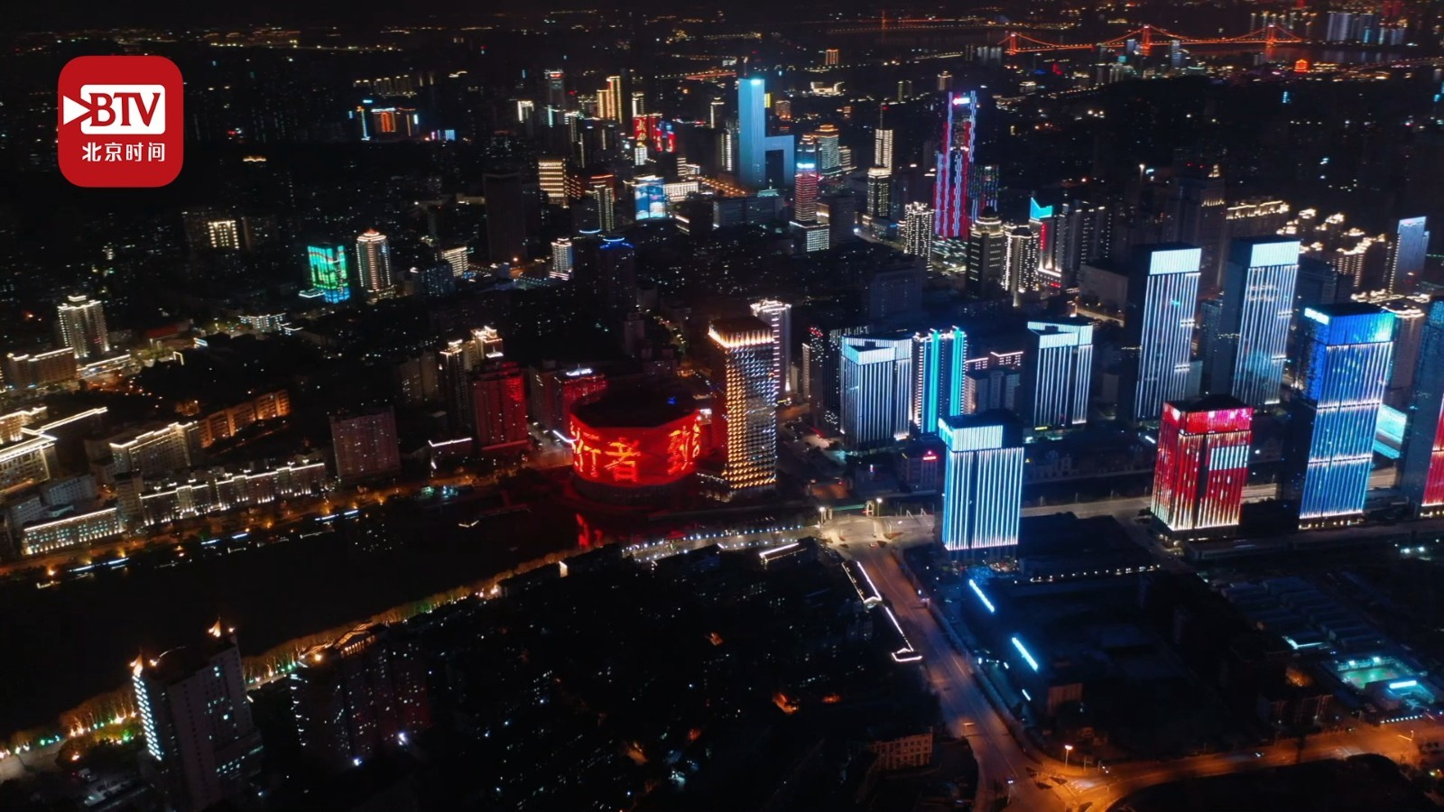 壮观!疫情下航拍武汉长江灯光秀 满屏中国红飘动长江两岸 壮观!疫情下航拍武汉长江灯光秀 满屏中国红飘动长江两岸