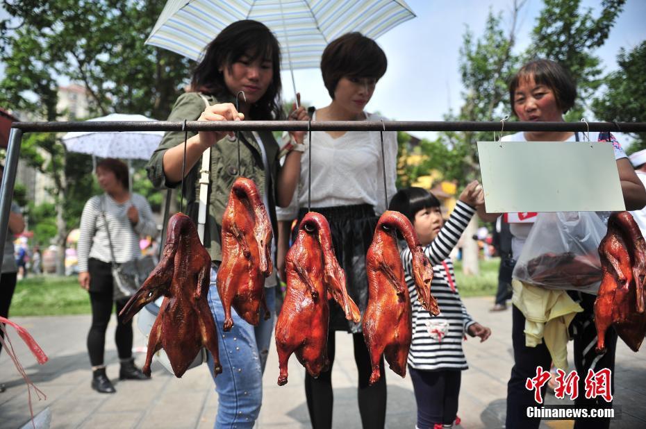 图为挑选烤鸭的食客。