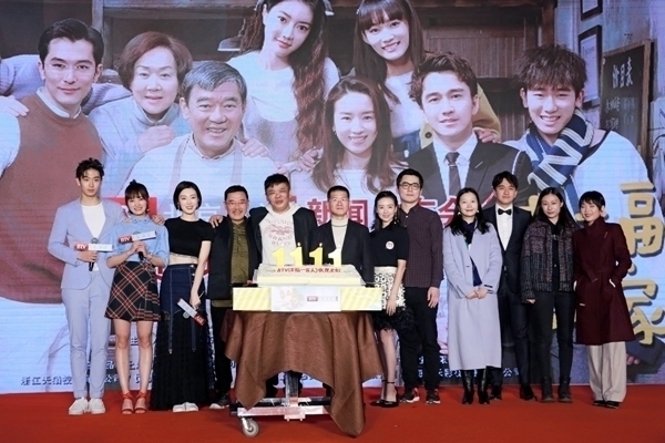 《幸福一家人》主演董洁 翟天临 李立群现场诠释“幸福” 《幸福一家人》主演董洁 翟天临 李立群现场诠释“幸福”