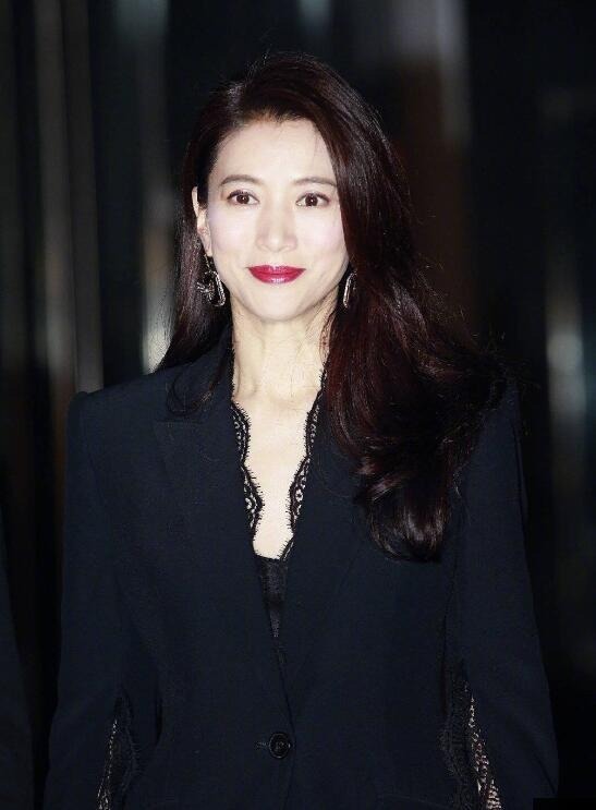 袁咏仪卷发美艳动人 重回颜值巅峰