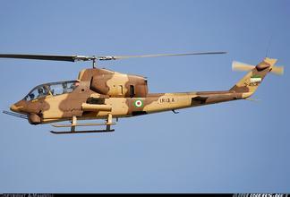 AH-1眼镜蛇攻击直升机：AH-1“眼镜蛇”直升机，是由贝尔直升机公司于60年代中期为美陆军研制的专用反坦克武装直升机，也是当时世界上第一种反坦克直升机。由于其飞行与作战性能好，火力强，被许多国家采用，几经改型并经久不衰。AH-1G 自 1967 年首次使用以来，经过三十多年的不断改进和改型，目前已发展成能满足防军和海军各种反坦克/反舰作战需要的庞大家族。继 AH-1G 之后，美国先后发展了反坦克性能更好的 AH-1J/Q/S/T/T+/W/P/E/F 等多种型号，这使得 AH-1 系列成为发展型号最多、服役时间最长、生产批量最大的武装直升机系列。它与 AH-64 阿帕奇 被列为美国及其盟国反坦克常规武器库中的主要武器。