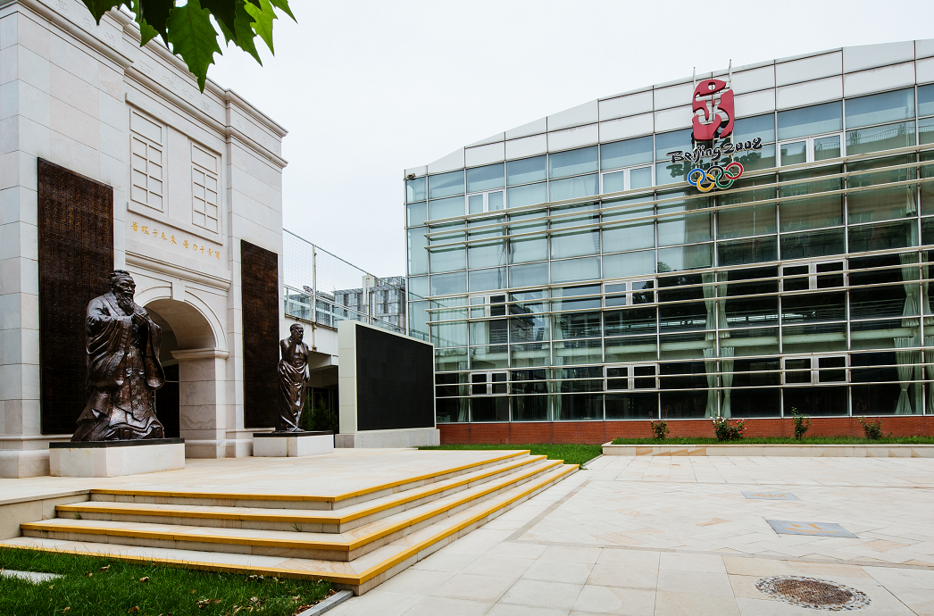 北京八中重视学校文化建设，四存中学校门与孔子和苏格拉底的塑像是学校文化的重要标志。