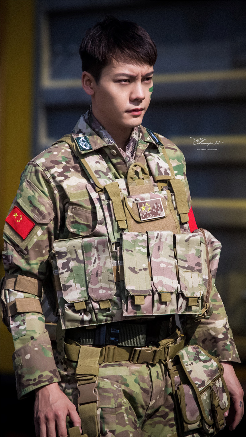 陈伟霆新剧路透照曝光 穿迷彩装帅气爆表(图)
