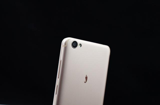 这款手机售价不足苹果7P的零头, 玩王者荣耀却