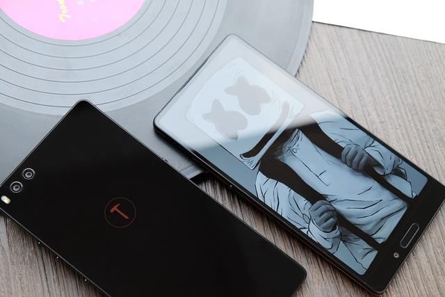 锤子坚果3传递重要信号:千元手机将告别吃老