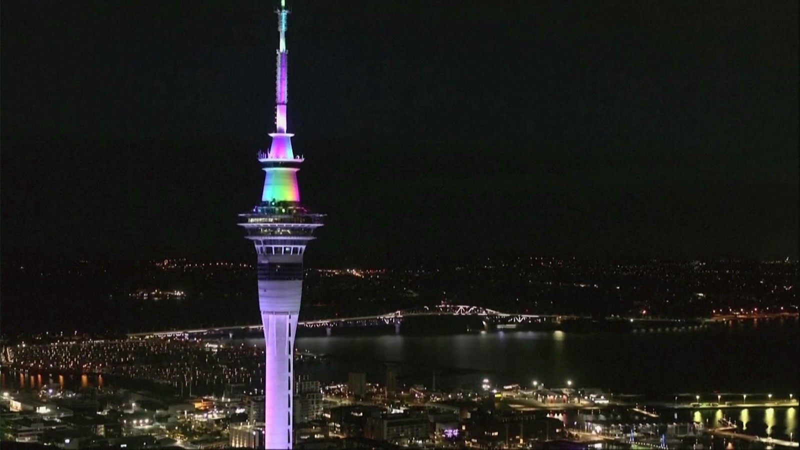 新西兰奥克兰:天空塔和海港大桥亮灯迎新年 新西兰奥克兰:天空塔和海港大桥亮灯迎新年