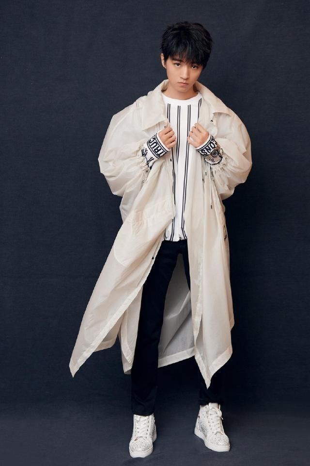 王俊凯穿雨衣挡不住高颜值,网友:鞋子亮了,内