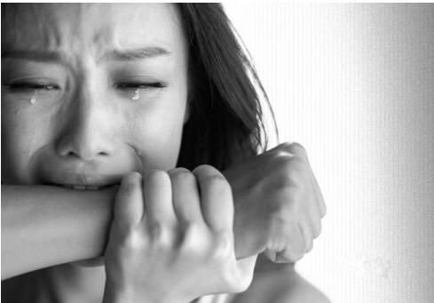 父亲为救堂弟去世了,十八年后叔婶突然离婚,母亲哭着甩我俩耳光