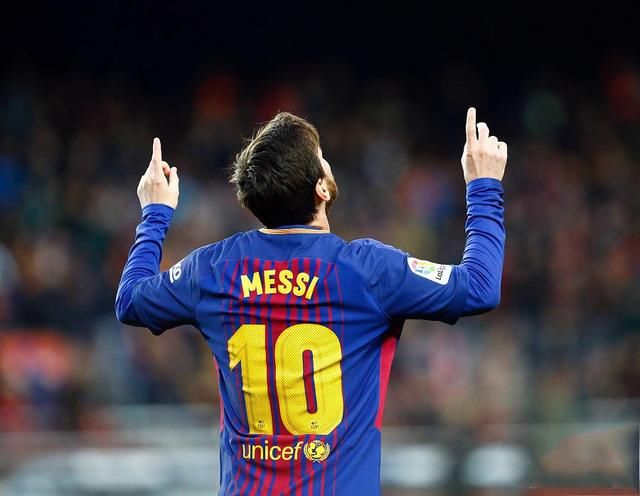 梅西365球追平单个联赛进球记录,众多名宿顶礼