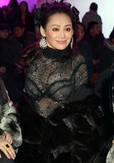 宁静虽然是娱乐圈的老美女,但是穿着大胆性感,连里面的内衣都露出来了