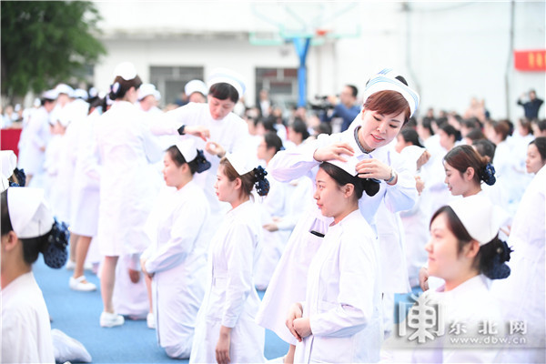 107个国际护士节到来之际,11日,哈尔滨市卫生学校举行隆重的授帽仪式