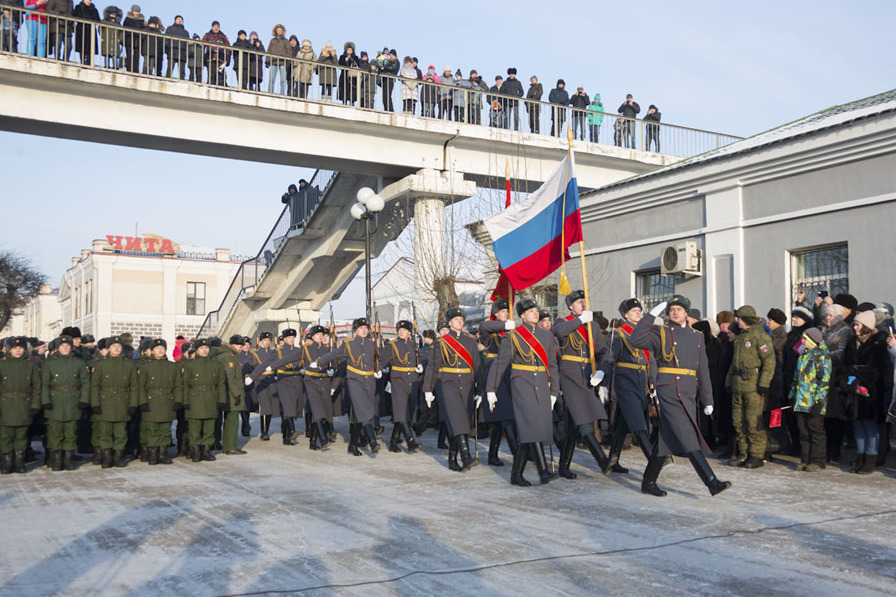 30辆现役t-34坦克返俄 民众穿苏联红军军服迎接