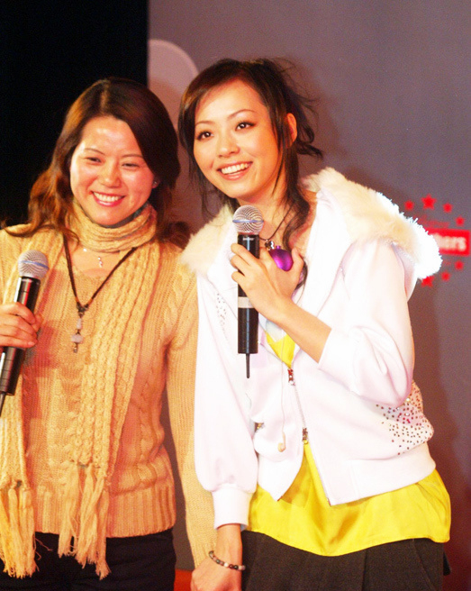2009年,张靓颖及其友人创立“北京少城时代文化传播有限公司”,张靓颖是第一大股东,她的母亲是第二大股东,而冯柯仅排第三,仅仅占比10%。但和以前一样,张靓颖放心让冯柯打理一切幕后的事务,陪张靓颖台前露面更多的是母亲。图为2005年12月,张靓颖“畅游蓝色梦想新声会”在北京海洋馆举行,妈妈到场为女儿鼓劲。